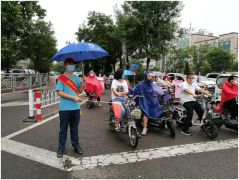 為進(jìn)一步加強(qiáng)文明城市建設(shè)，提升市民文明素質(zhì)，增強(qiáng)文明出行的意識(shí)，創(chuàng)建良好的城市交通環(huán)境。6月15日-19日，聊城市水利工程總公司志愿者在東昌路與花園路交通路口，開展文明交