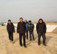 元旦期間，公司黨總支書記、總經(jīng)理李令安同志來到陽谷縣引黃灌區(qū)農(nóng)業(yè)節(jié)水工程和位山灌區(qū)續(xù)建配套節(jié)水改造工程施工一線，看望并慰問元旦期間日以繼夜地堅(jiān)守在工地的施工人員，