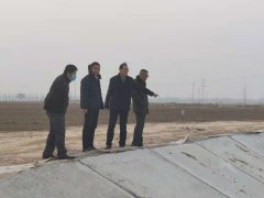 2021年1月27日聊城市水利工程總公司領(lǐng)導(dǎo)李令安、杜代軍、葛朝軍、高文濱一行到聊城市位山灌區(qū)續(xù)建配套節(jié)水改造工程2020年項(xiàng)目（二期）施工五標(biāo)項(xiàng)目工地檢查指導(dǎo)工作。公司領(lǐng)導(dǎo)一