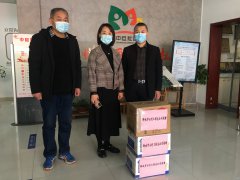 4月15日，聊城市水利工程總公司到中巨社區(qū)開展捐贈活動，助力基層防疫、深化雙聯(lián)共建工作。 當日，公司黨員代表為中巨社區(qū)送去消毒液及口罩等防疫用品，詳細了解了社區(qū)在基層防
