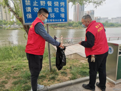 為慶祝 五一國際勞動節(jié)，4月29日下午，聊城市水利工程總公司組織廣大干部職工開展系列主題活動。 活動第一階段開展了義務勞動，志愿者們在巨龍廣場集合，沿濱河大道開展衛(wèi)生清