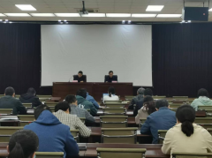 5月12日，聊城市水利工程總公司專(zhuān)項(xiàng)業(yè)務(wù)培訓(xùn)開(kāi)課，公司總經(jīng)理李令安出席開(kāi)課儀式并講話，副總經(jīng)理杜代軍主 持儀式， 60余名在家干部職工參加培訓(xùn)。 本次培訓(xùn)主要內(nèi)容以法律法規(guī)