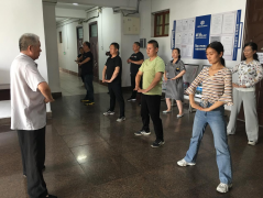 近日，聊城市水利工程總公司開展 強身戰(zhàn)疫 活力水城全民健身活動，活動邀請聊城武協(xié)副會長、逍遙門武功第十二代傳人張懷軍老師進行現(xiàn)場授課。 逍遙門武功源于明神宗萬歷年間，