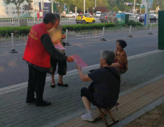 為倡樹(shù)新時(shí)代美德健康生活方式 ， 助力 建設(shè)時(shí)尚宜居美麗新聊城 。 6月29日， 聊城市 水利工程總公司 開(kāi)展新時(shí)代美德健康生活方式 宣講活動(dòng) ， 志愿者們走上街頭、走進(jìn)商家進(jìn)行美