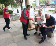 8月20日上午，聊城市水利工程總公司組織20余名志愿者在幫包路域廣場(chǎng)內(nèi)進(jìn)行了智慧助老宣傳志愿服務(wù)活動(dòng)。 志愿者們向在廣場(chǎng)上鍛練、休息的老人發(fā)放智慧助老宣傳材料，通過(guò)耐心細(xì)